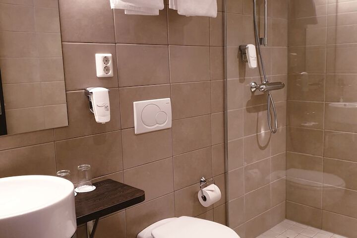 Room 16 of 27