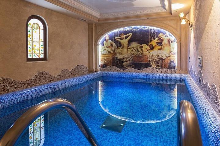 Hotel with Pool