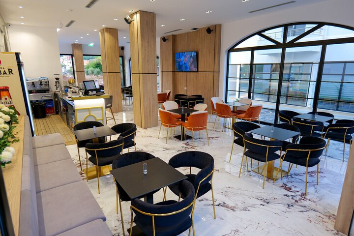 Lounge 99 of 102