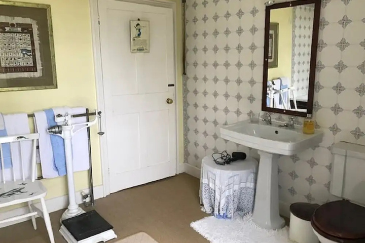 Room 6 of 12