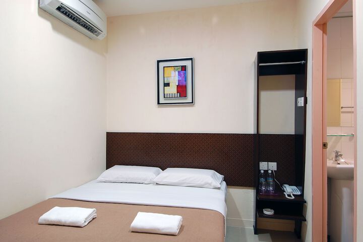 Room 6 of 12