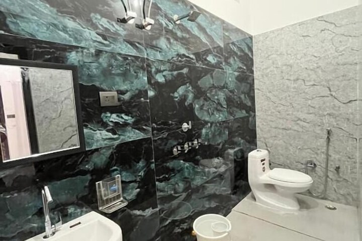 Room 9 of 15