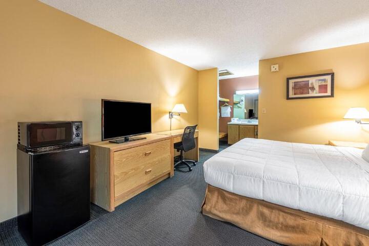 1 King Bed (2 of 15)