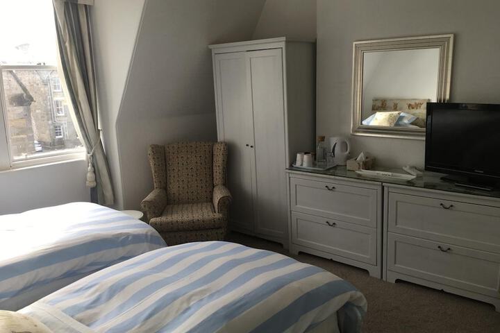 Room 10 of 17