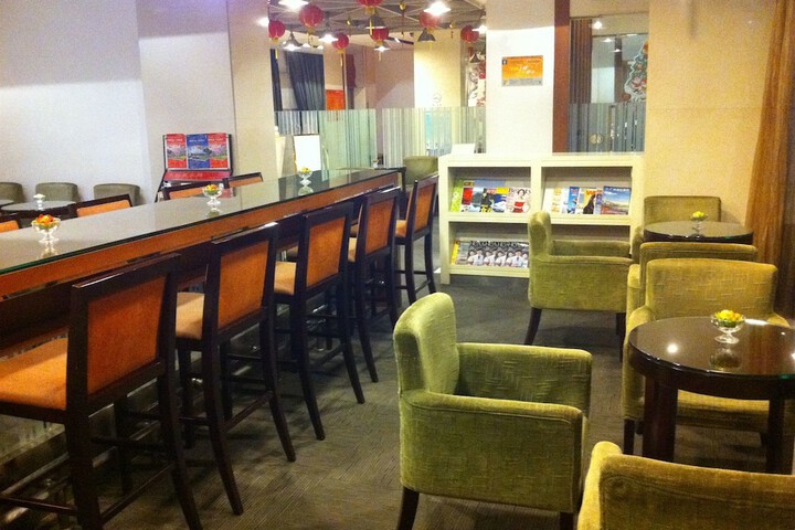Lounge 23 of 27