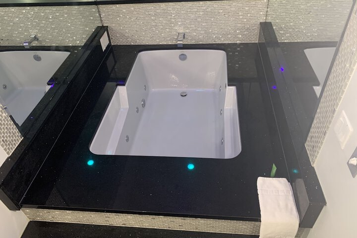 Deluxe Single Room 1 King Bed Jetted Tub (10 of 10)