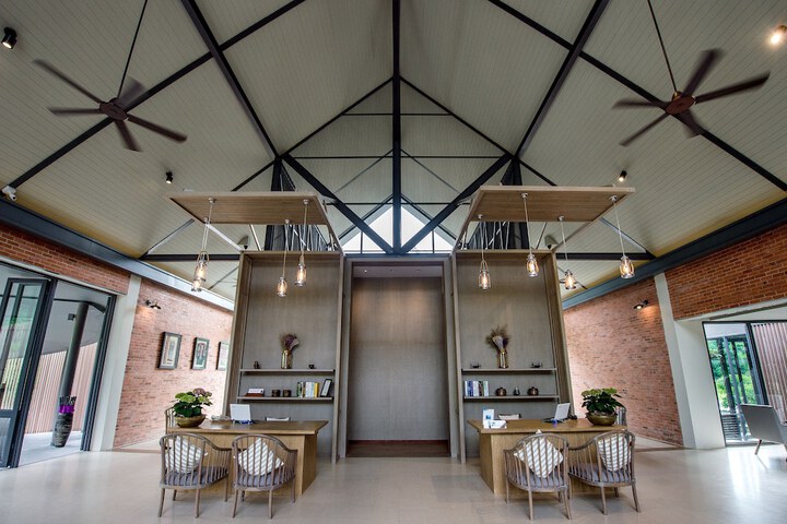 Concierge desk