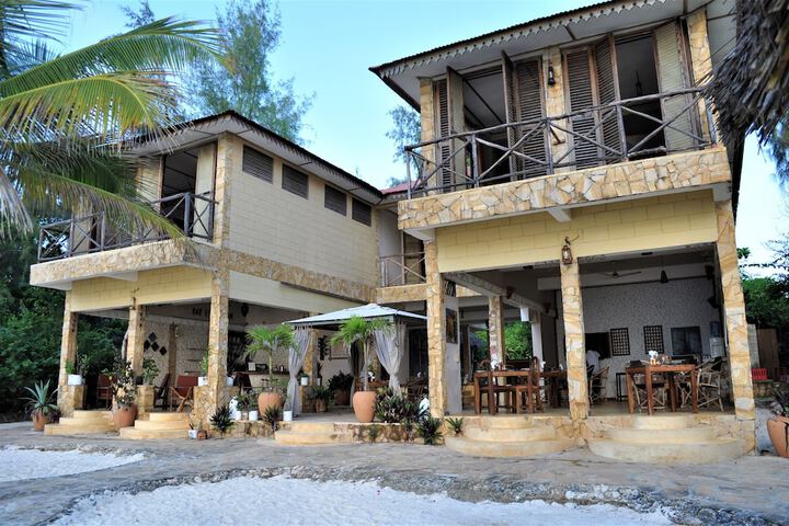 Hotel 2 of 140