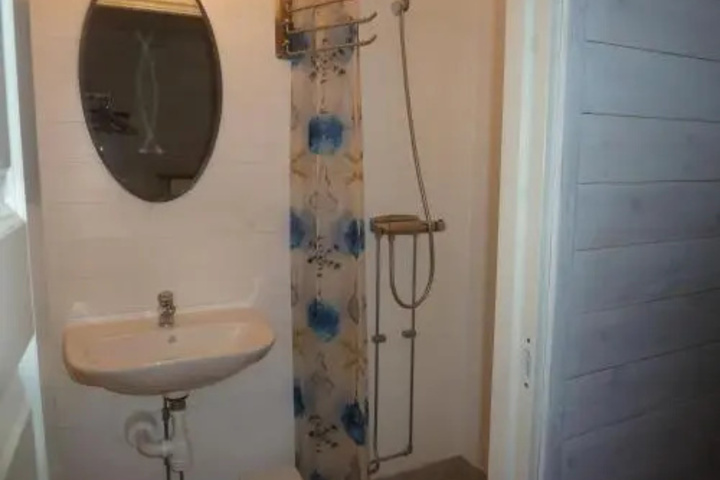 Room 6 of 12