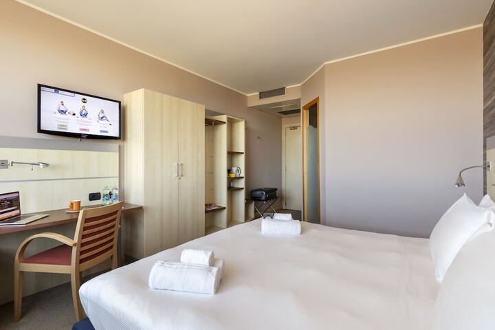 Room 6 of 35