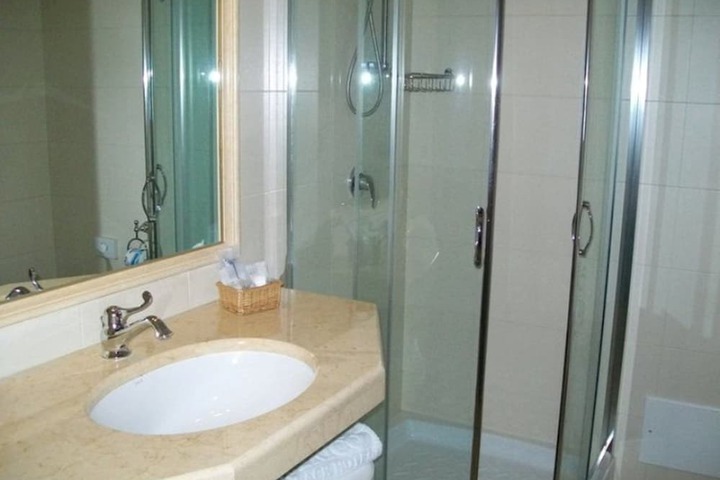 Room 14 of 36