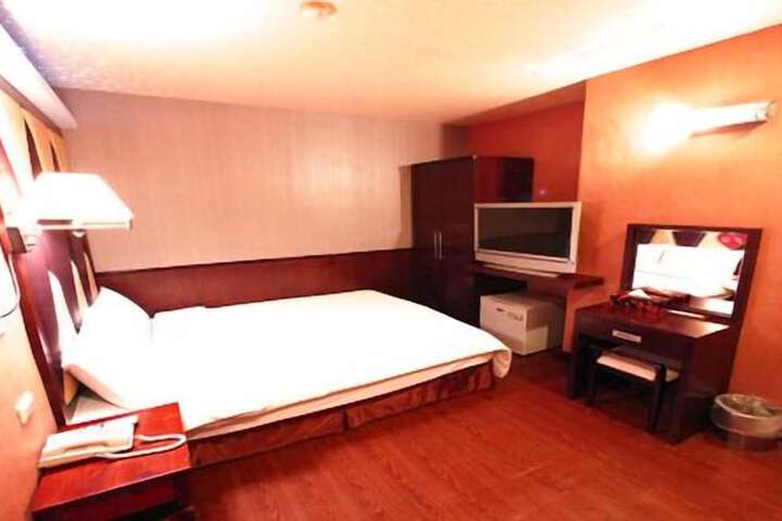 Room 8 of 34