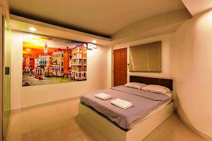 Room 17 of 30