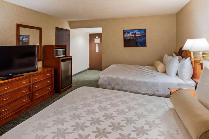 2 Queen Beds (1 of 15)