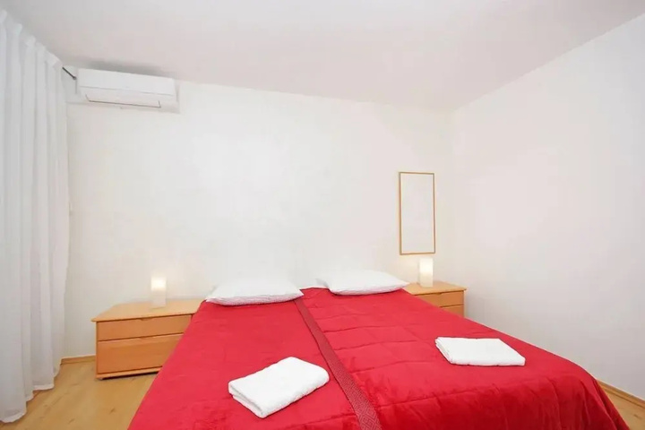 Room 4 of 10