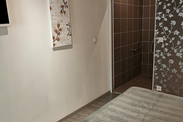 Room 16 of 64