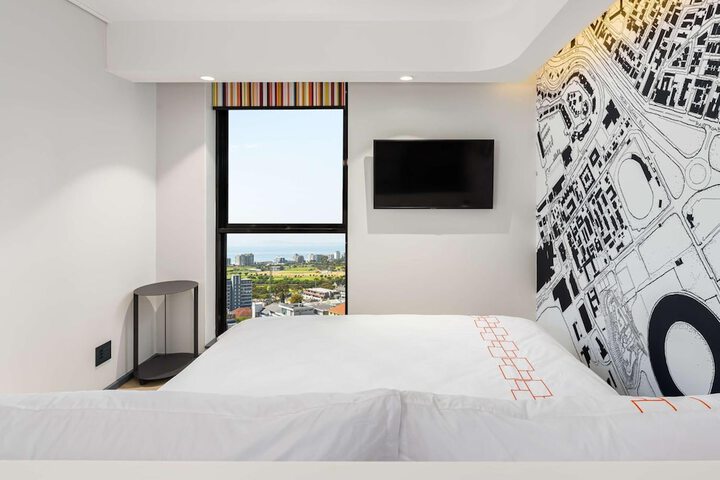 Room 14 of 165