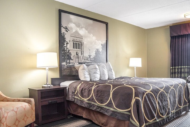 1 King Bed (4 of 8)