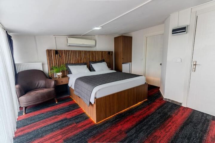 Room 4 of 12