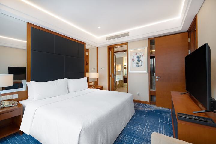 Room 11 of 104