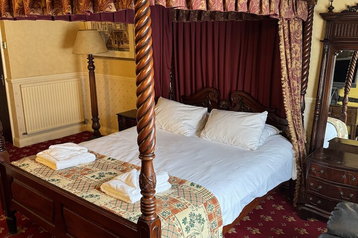 Room 8 of 17