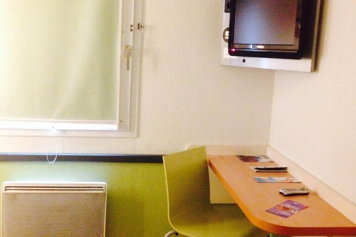 Room 10 of 42