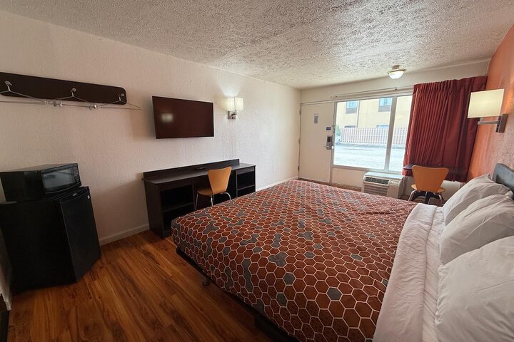 1 King Bed (11 of 17)