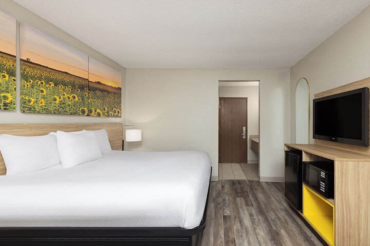 1 King Bed (4 of 25)