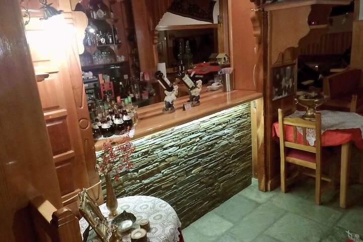 Lounge 20 of 38