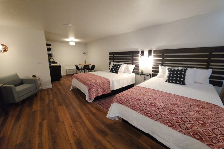 2 Queen Beds Kitchenette (13 of 16)