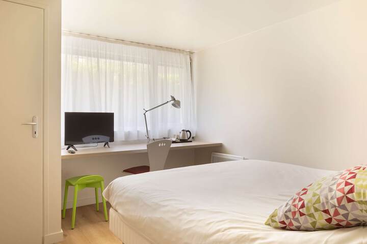 Room 6 of 30