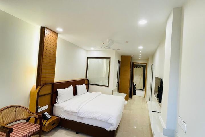 Room 4 of 7