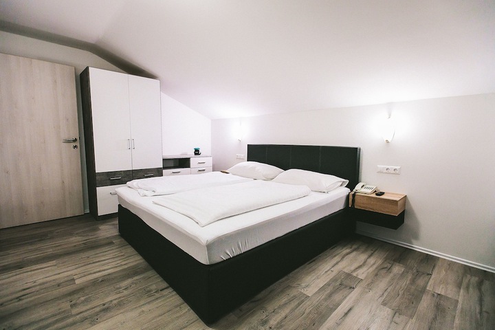 Room 12 of 99