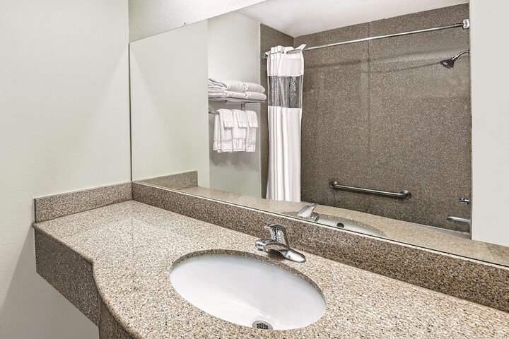 1 King Bed Mobility Hearing Accessible Room Bathtub with Grab Bars (12 of 17)