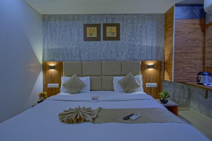 Room 10 of 12