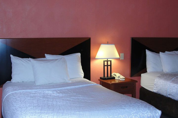2 Double Beds Flat Screen Television Microwave and Refrigerator Desk WiFi Hairdryer Co (4 of 6)