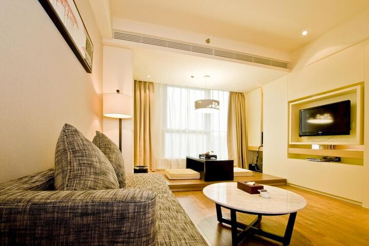Room 33 of 166