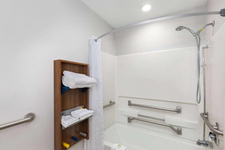 1 Queen Bed Accessible Room (3 of 17)