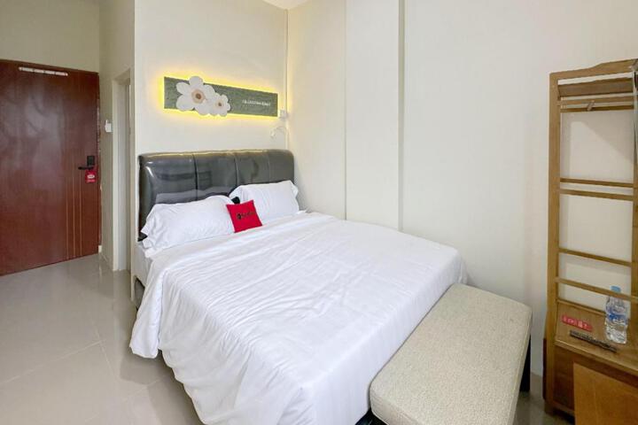 RedDoorz Plus at Komplek ABC Batu Aji Batam