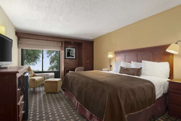 1 King Bed (19 of 19)