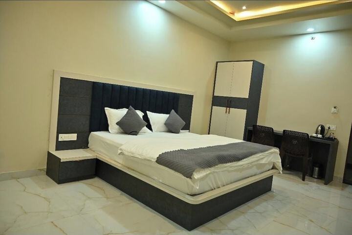 Room 5 of 7