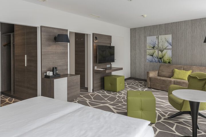 Room 40 of 193