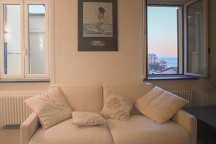 Room 7 of 12