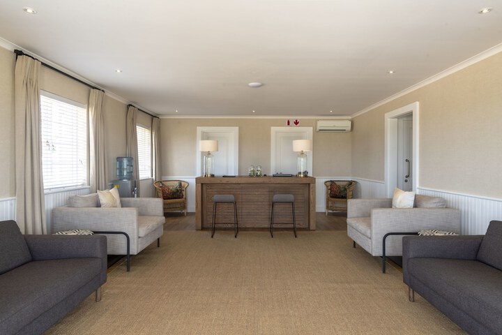 Lounge 27 of 30