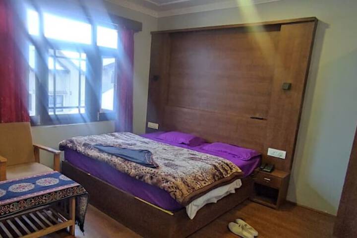 Room 5 of 8
