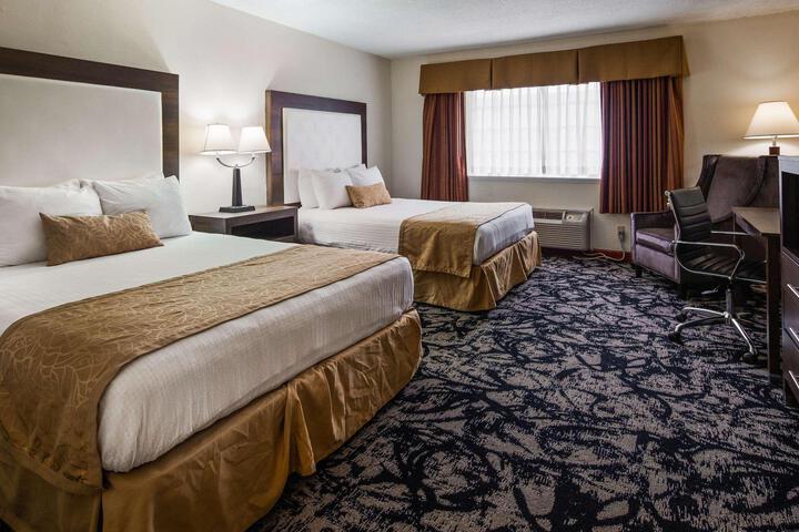 2 Queen Beds Microwave and Refrigerator WiFi Full Breakfast (6 of 6)