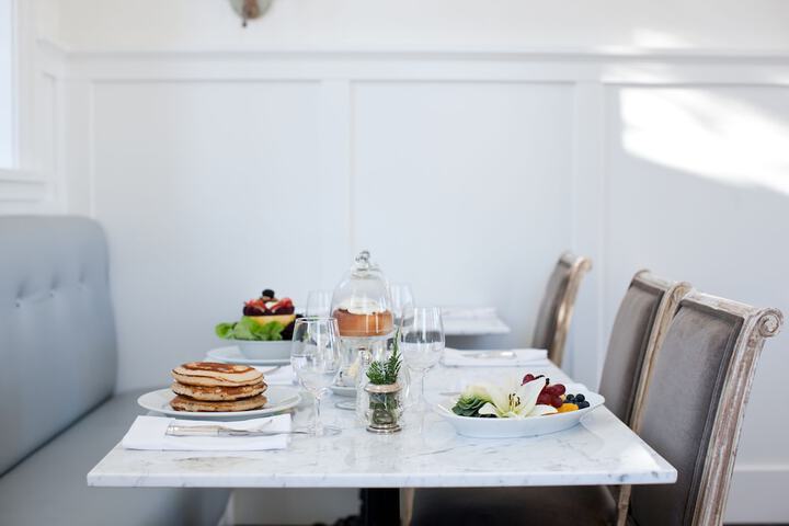 Breakfast/Coffee Service 102 of 135