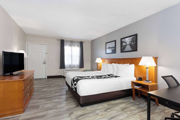 1 King Bed (3 of 6)