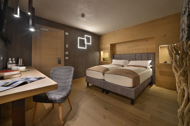 Room 34 of 211