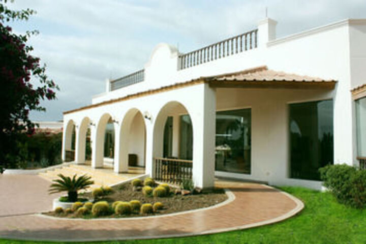 Exterior of Hotel Nuevo Cantalloc